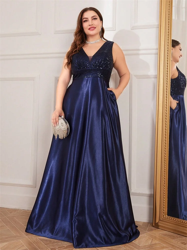 Cekinowa sukienka wieczorowa plus size z dekoltem V Granatowy