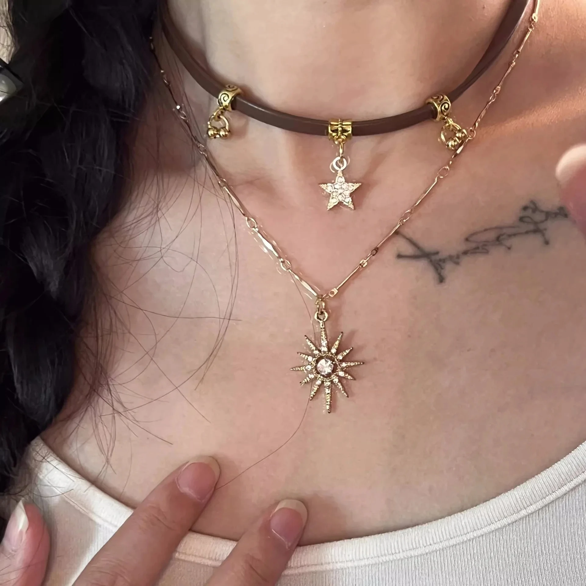 Wielowarstwowy choker ze sztucznej skóry z nitami w stylu gotyckim None