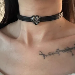 Skórzany choker z wisiorkiem serce i kwiat w stylu vintage Kolor jasnożółtego złota