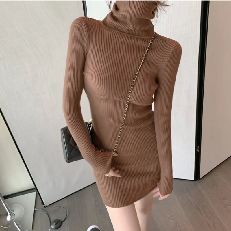 Ciepła sukienka swetrowa z golfem i długim rękawem bodycon Kawa