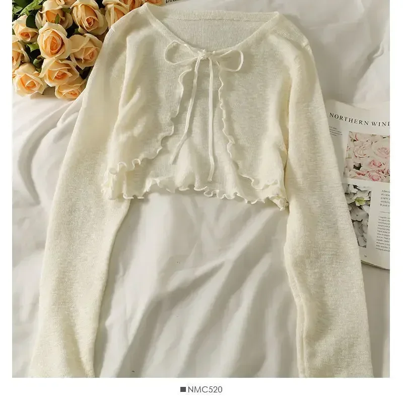 Crop top z wiązaniem i długim rękawem — koreańska estetyka Kawa