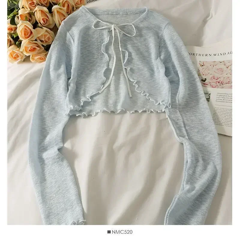 Crop top z wiązaniem i długim rękawem — koreańska estetyka Złoto