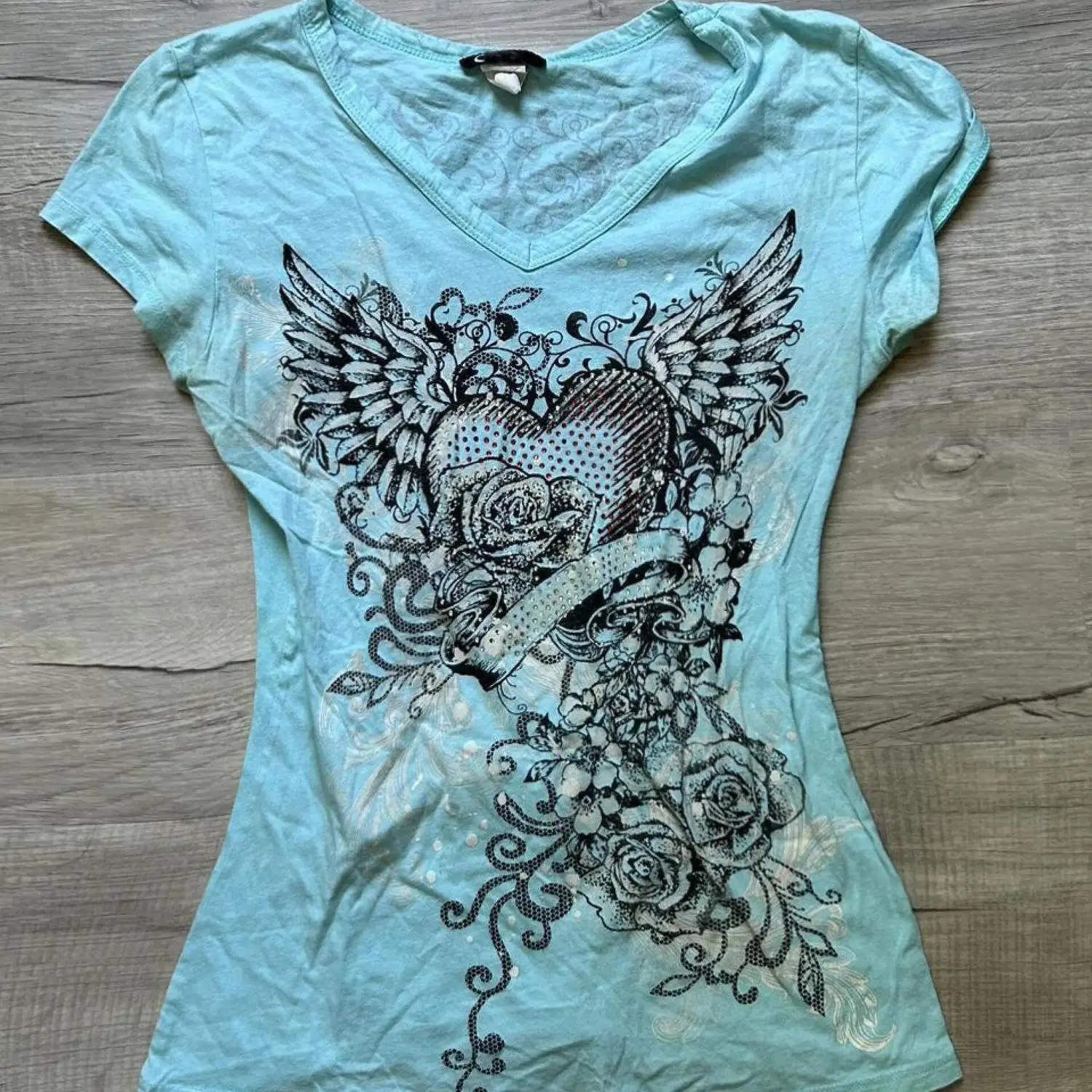 Crop top Y2K vintage z nadrukiem kwiatów i skrzydeł — grunge gothic Beżowy