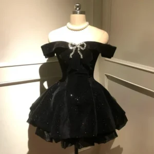 Czarna mini sukienka z odkrytymi ramionami w stylu gotyckim Czarny