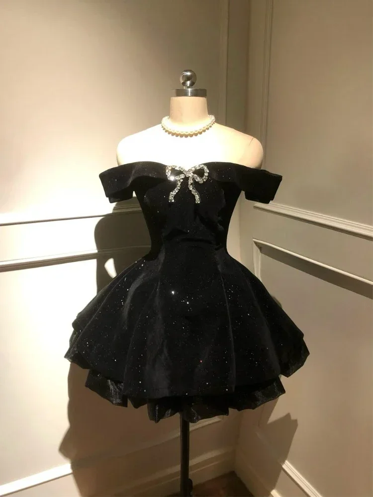 Czarna mini sukienka z odkrytymi ramionami w stylu gotyckim Czarny