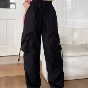 Czarne spodnie z wysokim stanem i kieszeniami – retro casual Czarny