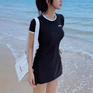 Czarny strój kąpielowy z rękawem i spodenkami boyshort Czarny