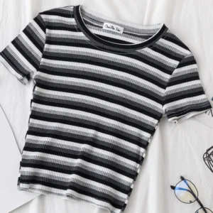 Damska koszulka w paski slim fit z krótkim rękawem Czarny