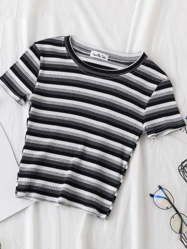 Damska koszulka w paski slim fit z krótkim rękawem Czarny