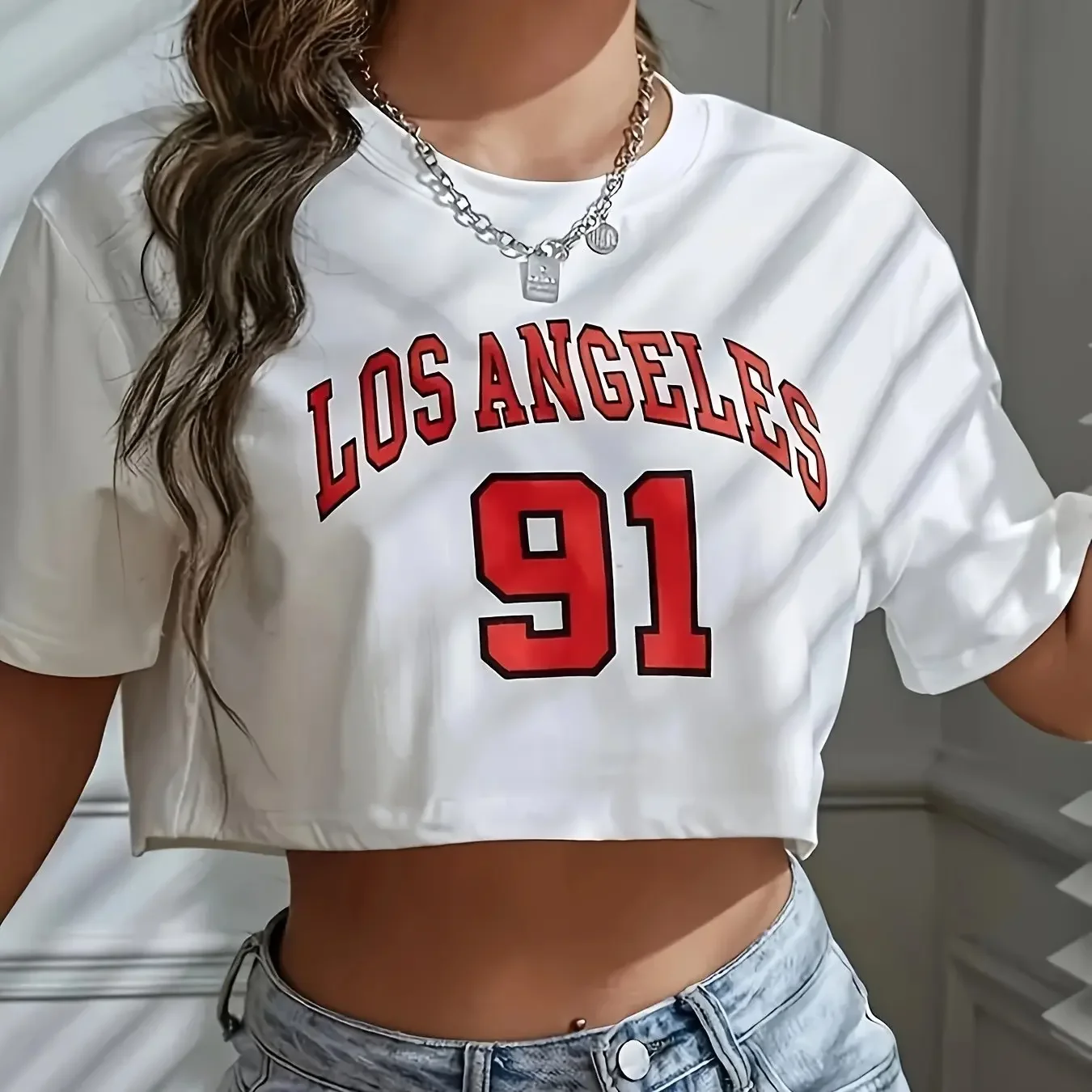 Damski crop top Los Angeles sportowy z nadrukiem Beżowy