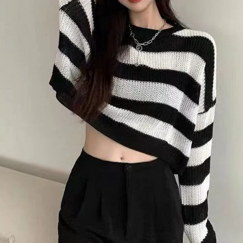 Damski krótki sweter oversize w paski z okrągłym dekoltem Biały
