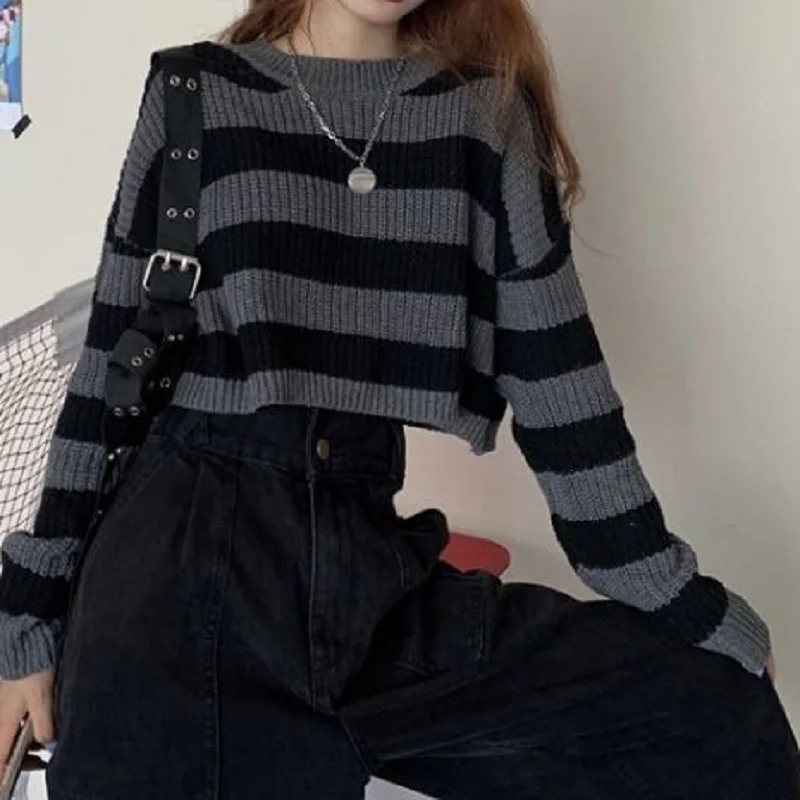 Damski krótki sweter oversize w paski z okrągłym dekoltem Czarny
