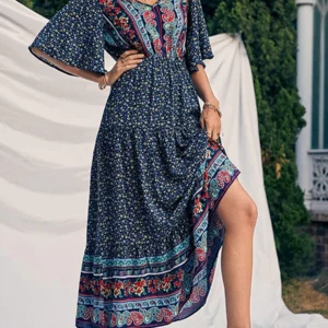 Długa sukienka boho z dekoltem V na lato