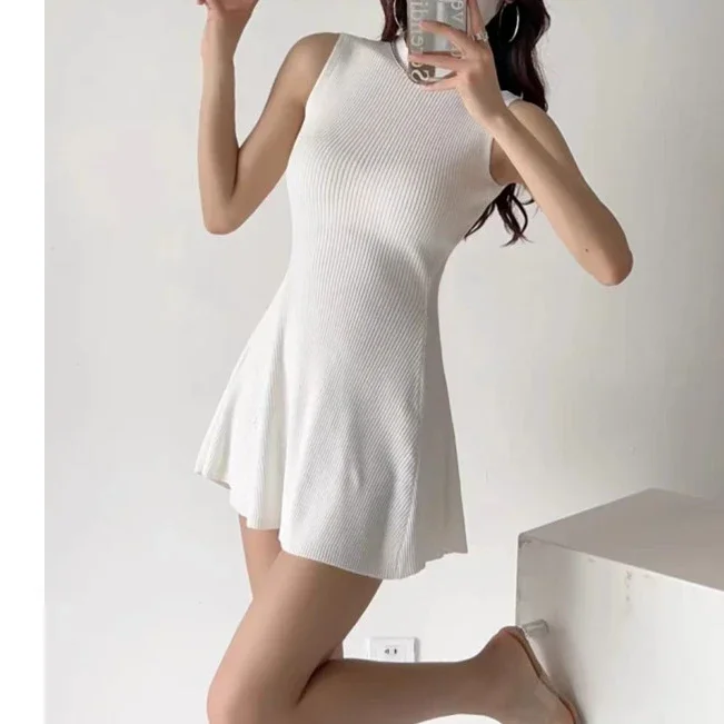 Dopasowana mini sukienka z dzianiny ze stójką 9521 2520 bai