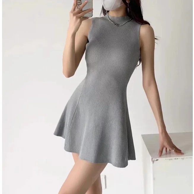 Dopasowana mini sukienka z dzianiny ze stójką 9521 2520 hui