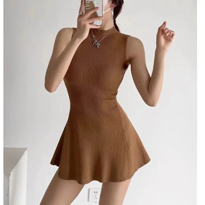 Dopasowana mini sukienka z dzianiny ze stójką 9521 2520 kaqi