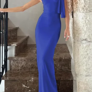 Dopasowana sukienka maxi na ramiączkach — elegancja i zmysłowość Niebieski