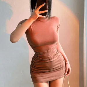 Dopasowana sukienka mini z plisowaniem i półgolfem Khaki