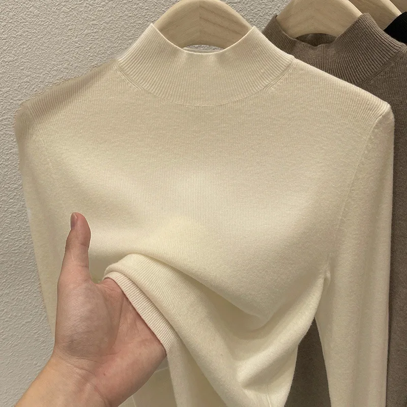 Dopasowany dzianinowy sweter z golfem Morelowy