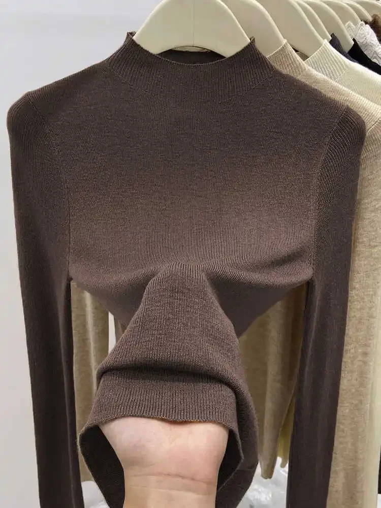 Dopasowany dzianinowy sweter z golfem Brązowy