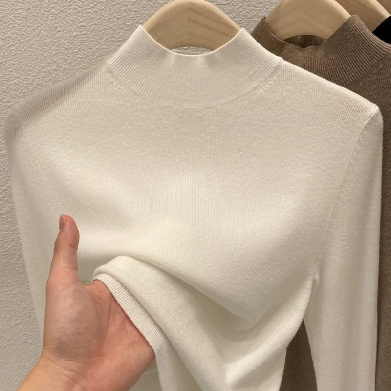 Dopasowany dzianinowy sweter z golfem Biały
