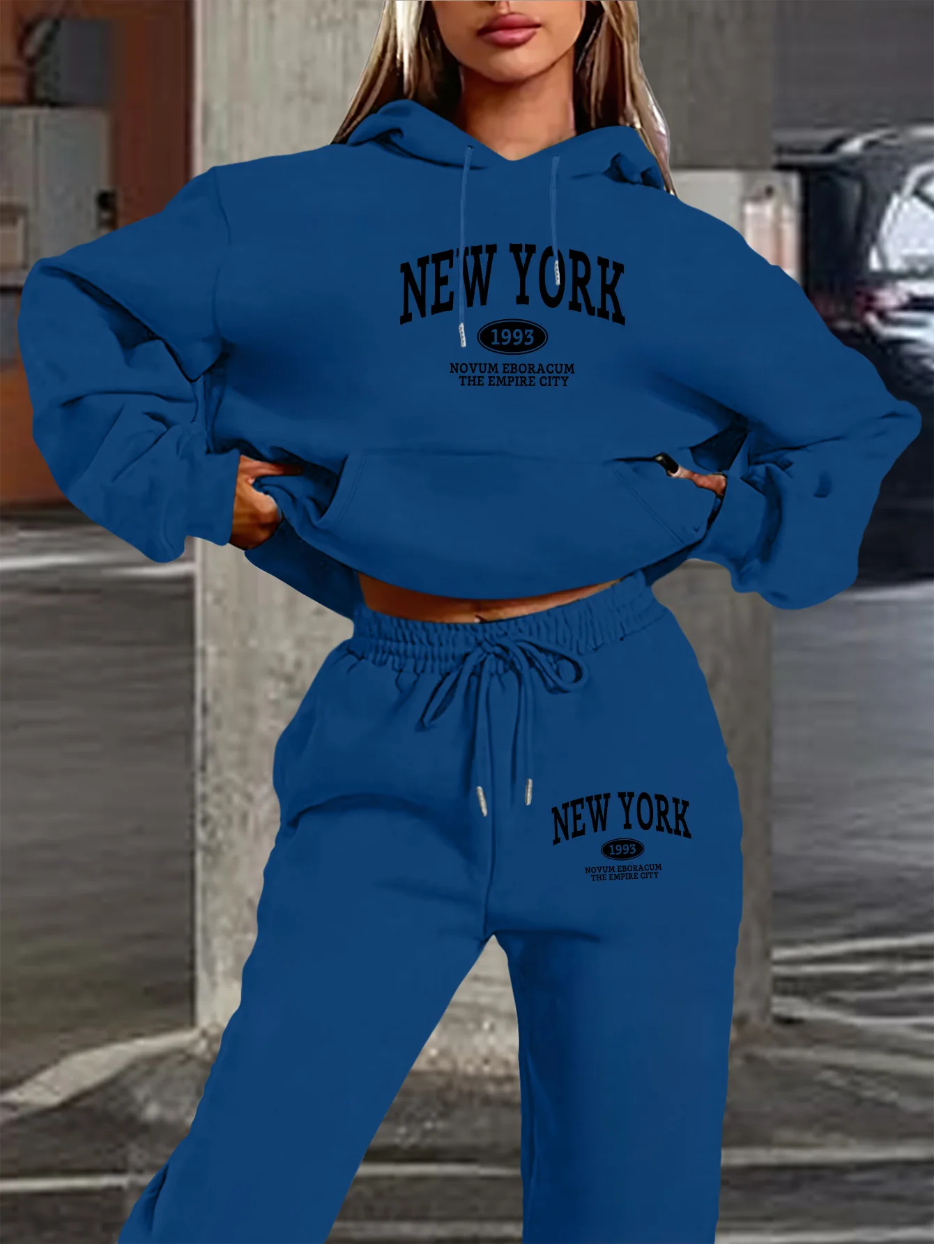 Dres damski z nadrukiem New York — bluza i spodnie Królewski niebieski