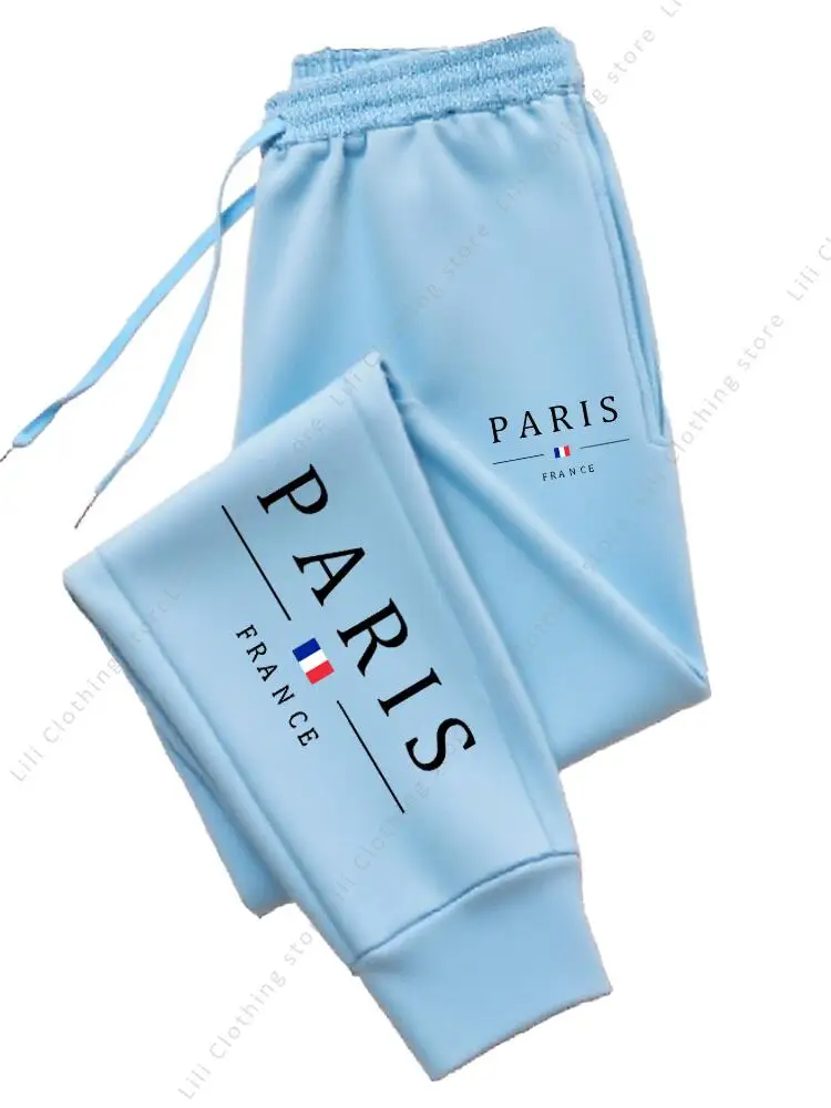 Dresowe spodnie joggery damskie z nadrukiem Paris Light blue01