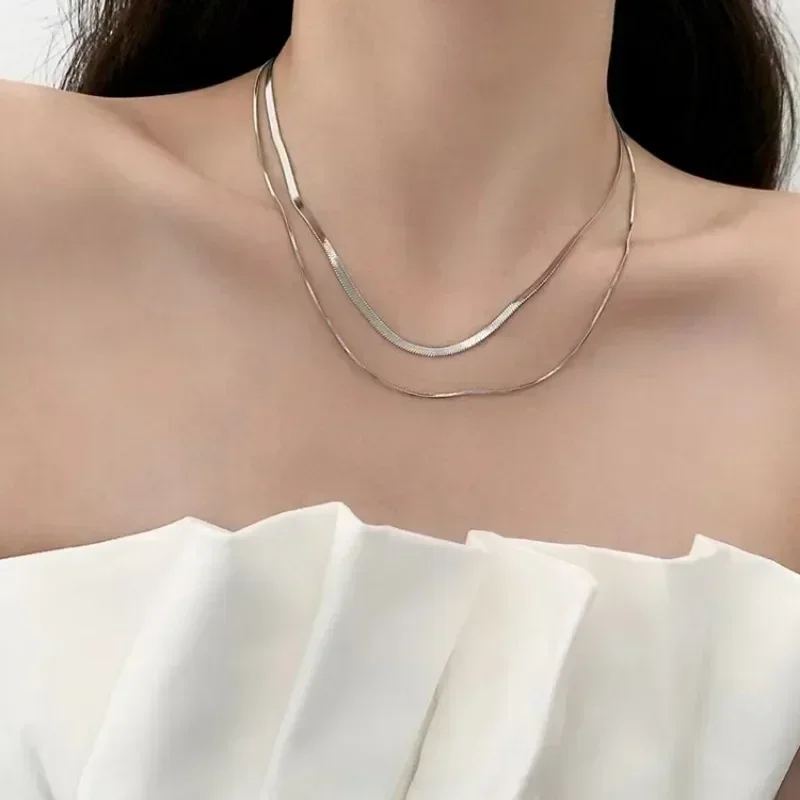 Dwuwarstwowy naszyjnik choker z gwiazdą i księżycem Srebrny