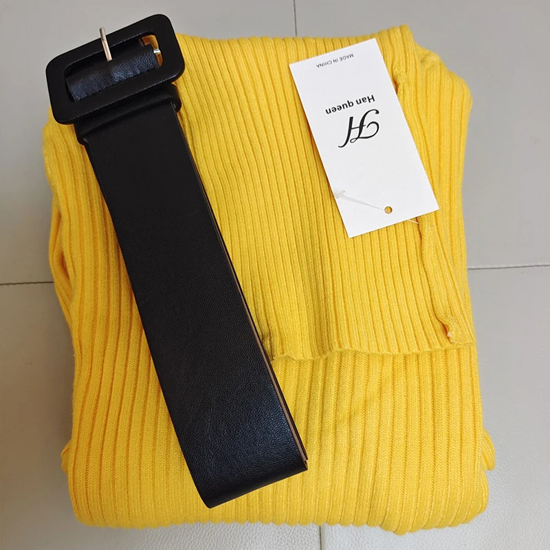 Dzianinowa obcisła sukienka midi z golfem i paskiem żółty