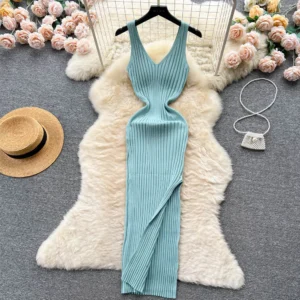 Dzianinowa sukienka bodycon z rozcięciem na biodrach Cyjan