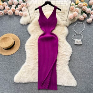 Dzianinowa sukienka bodycon z rozcięciem – elegancja i kobiecość w jednym Fioletowy