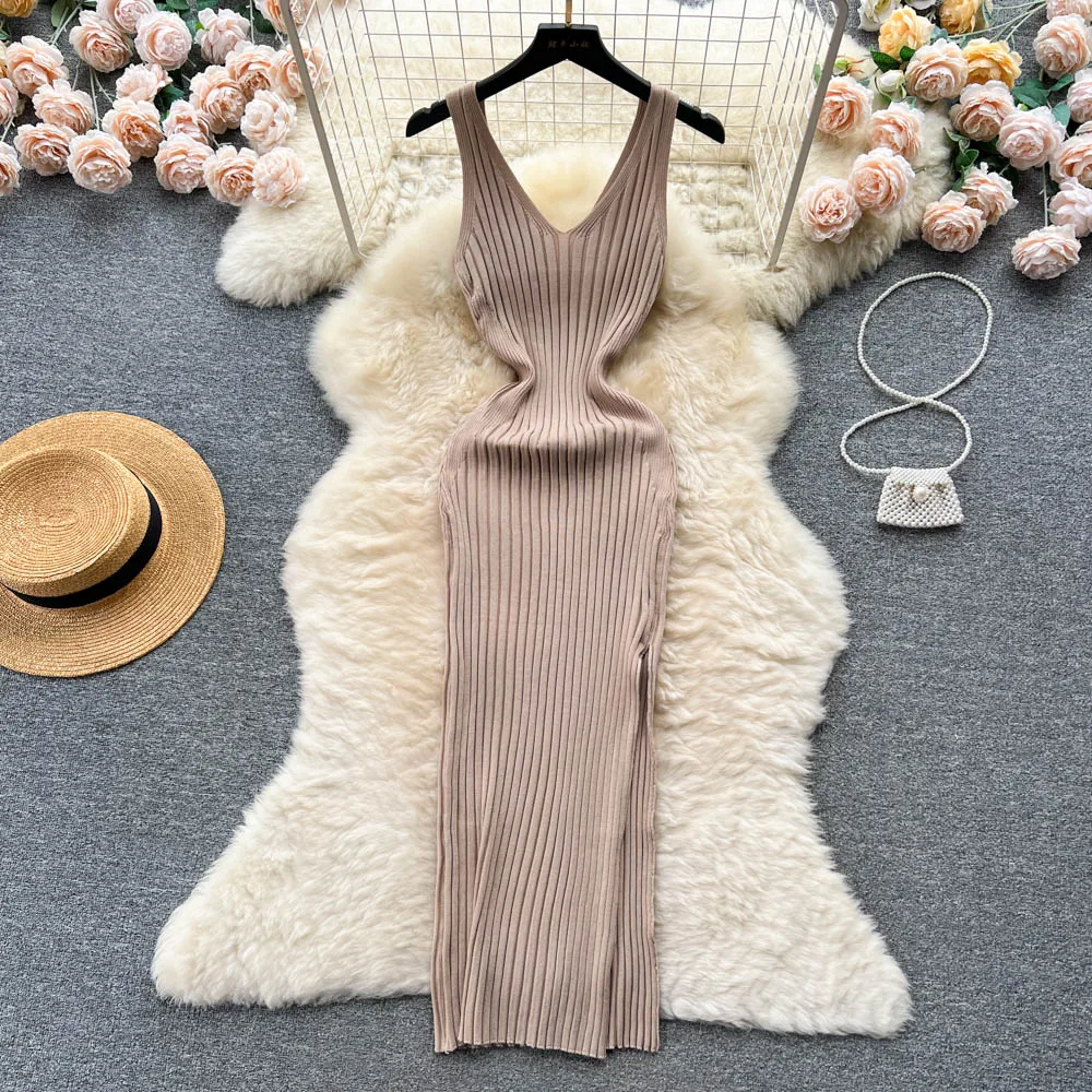 Dzianinowa sukienka bodycon z rozcięciem na biodrach Khaki