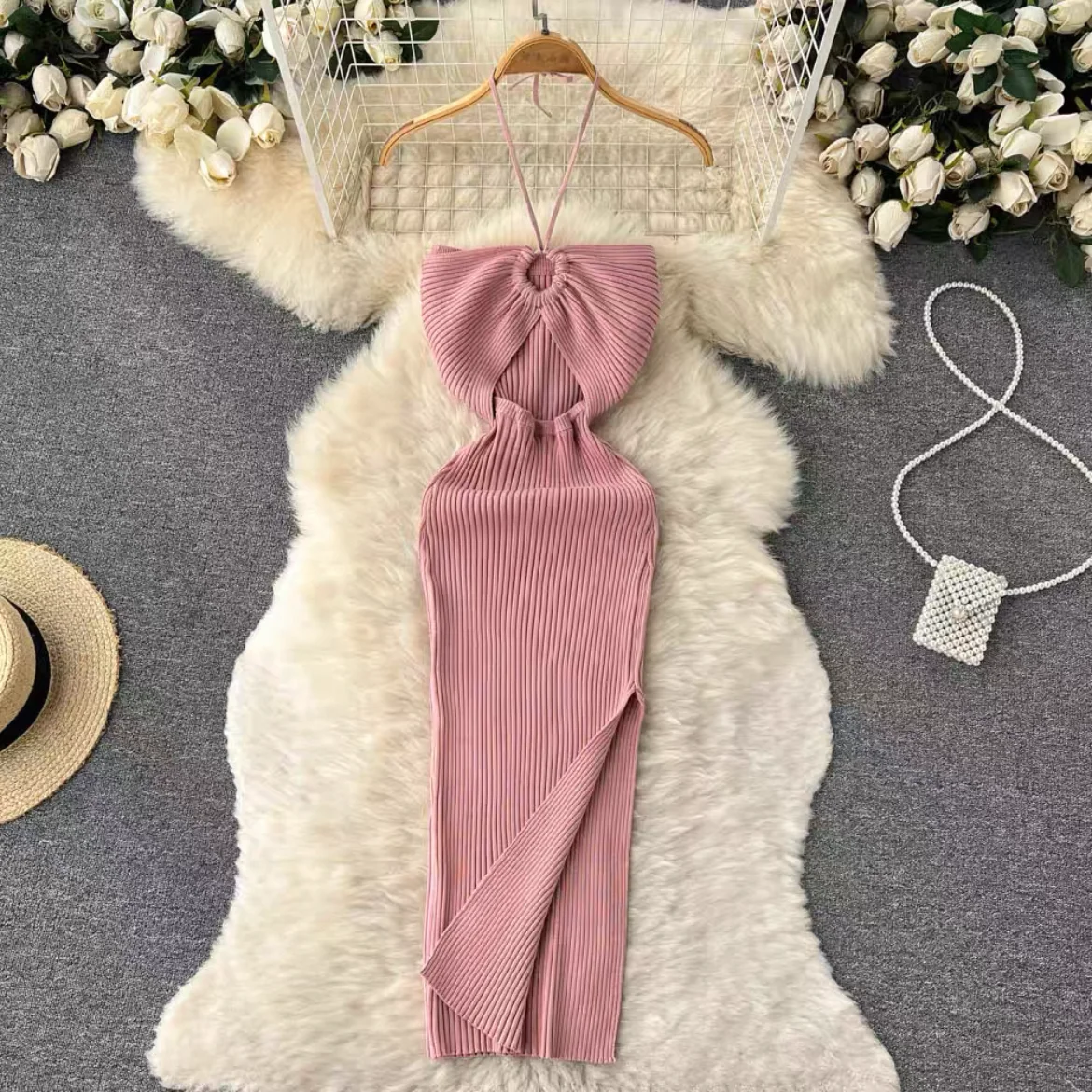 Dzianinowa sukienka bodycon z rozcięciem Różowy