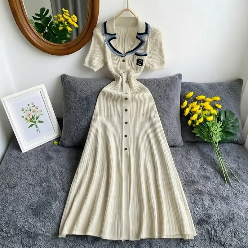 Elegancka dzianinowa sukienka maxi o kroju litery A Kolba