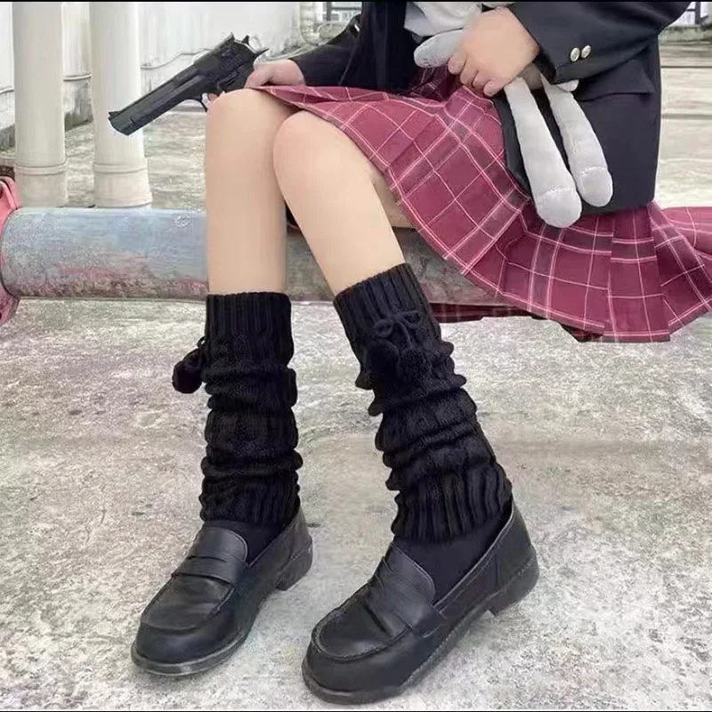 Dzianinowe ocieplacze na nogi Lolita z pomponami – wełniane skarpetki Ciemnoszary