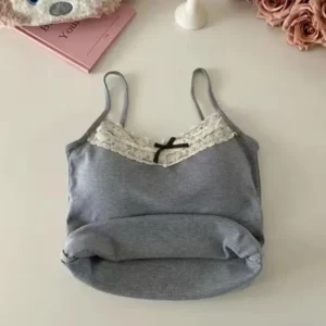 Dzianinowy top na ramiączkach z koronką Szary
