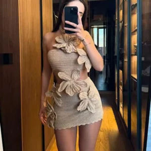 Dziergana mini sukienka w kwiaty 3D z odkrytymi plecami Czarny