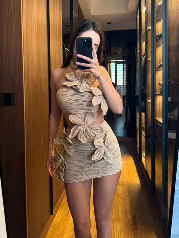 Dziergana mini sukienka w kwiaty 3D z odkrytymi plecami Czarny