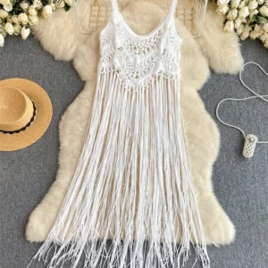 Dziergany top na ramiączkach z frędzlami w stylu boho Biały