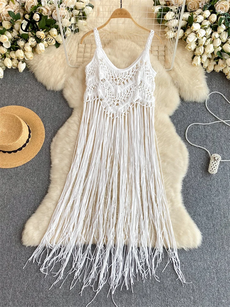 Dziergany top na ramiączkach z frędzlami w stylu boho Biały