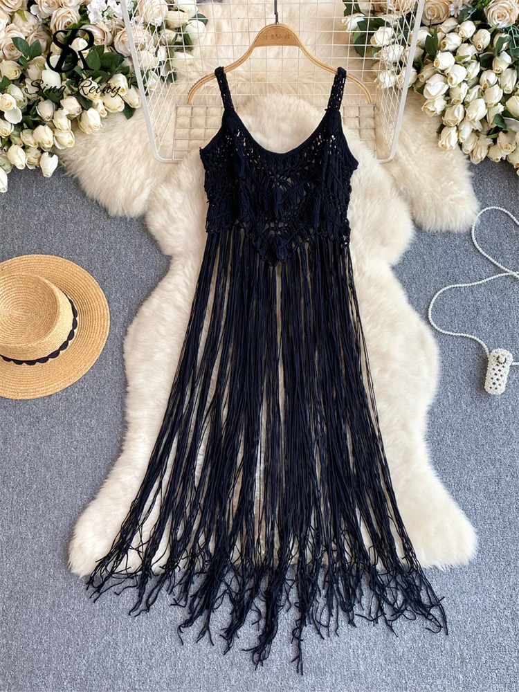 Dziergany top na ramiączkach z frędzlami w stylu boho Czarny
