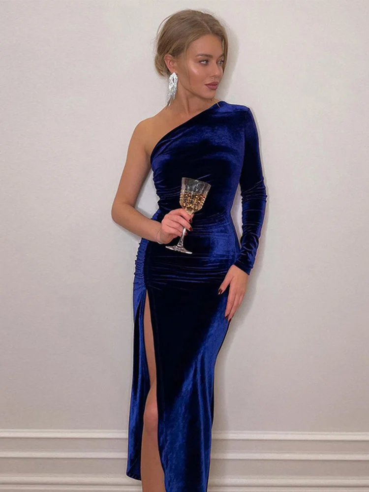 Elegancka aksamitna sukienka midi z rozcięciem i długim rękawem Niebieski