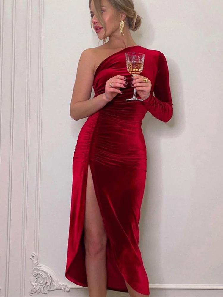Elegancka aksamitna sukienka midi z rozcięciem i długim rękawem Czerwony