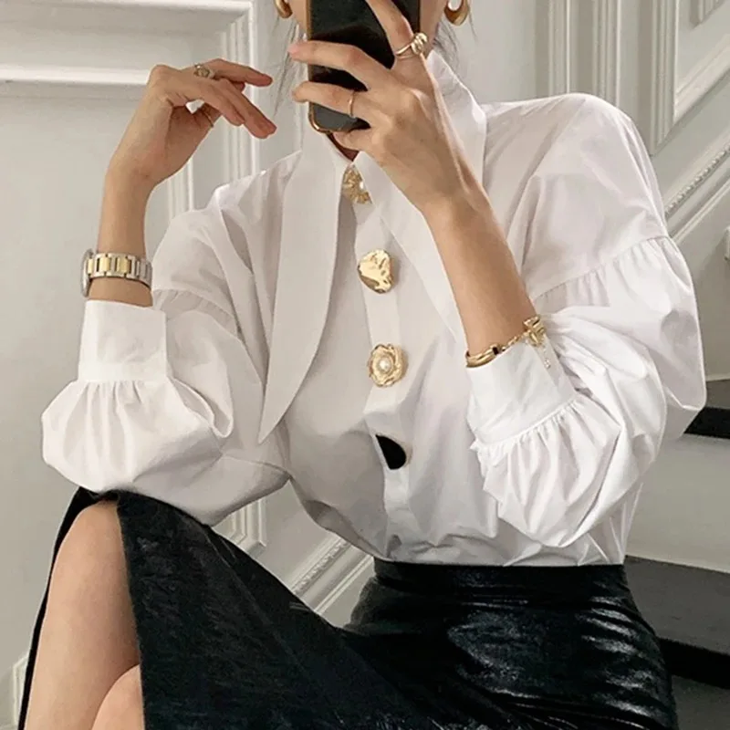 Elegancka biała bluzka z perłowym kołnierzem — koreańska moda Y2K Biały