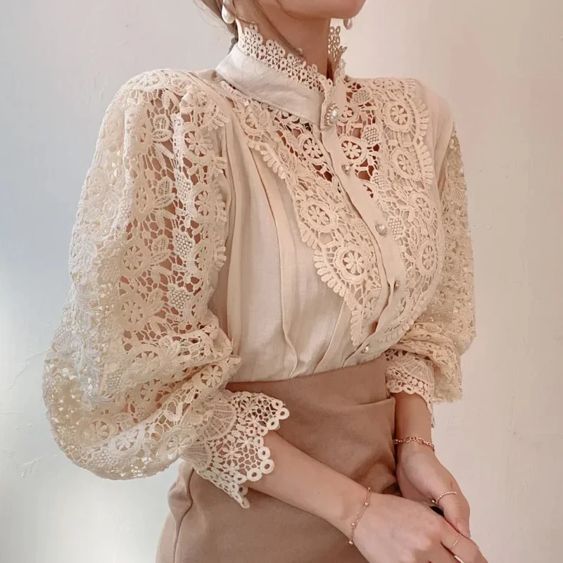 Elegancka bluzka z wysokim kołnierzem i koronką Albaricoque