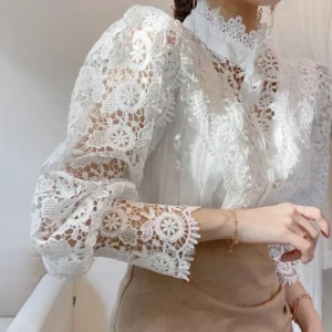 Elegancka bluzka z wysokim kołnierzem i koronką Biały