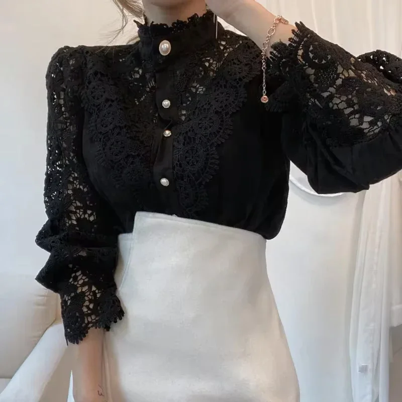 Elegancka bluzka z wysokim kołnierzem i koronką Czarny