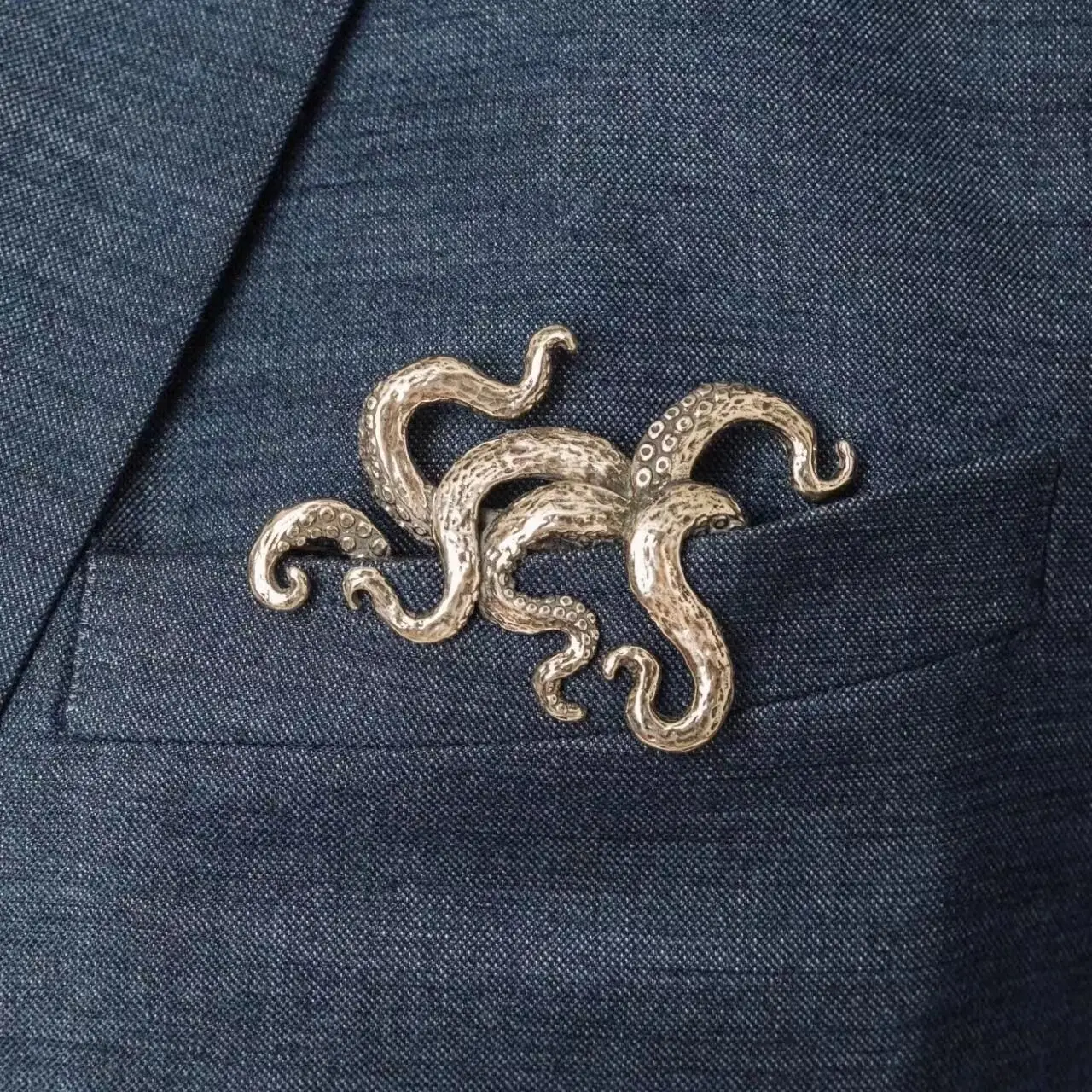 Elegancka broszka w kształcie zwierzęcia Rodowany