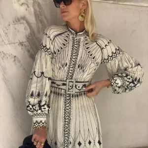 Elegancka długa sukienka ze stójką i nadrukiem retro Beżowy