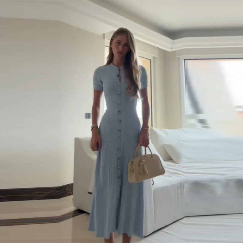 Elegancka dzianinowa sukienka midi zapinana na guziki Niebieski